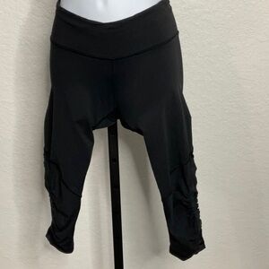 368- LuluLemon EUC Black Leggings size 4, Measuring Inseam 22”Rise 7”Waist 26”